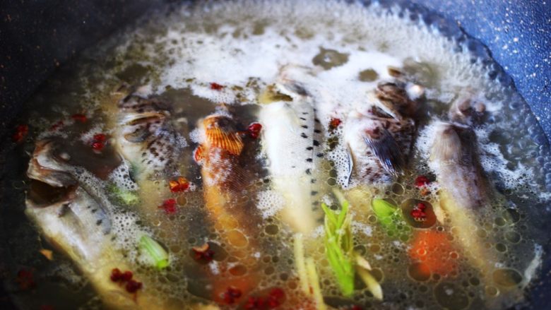 十味   海杂鱼荞麦面,大火煮沸后转小火炖煮20分钟后。