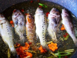 十味   海杂鱼荞麦面,把冲洗干净的海杂鱼放入锅中。
