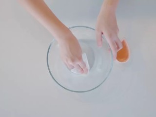 独角兽蛋白糖,用柠檬汁把打蛋碗的碗壁擦拭一下。