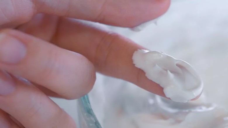 独角兽蛋白糖,取一点蛋白霜在两指间揉搓，没有砂糖的颗粒感即可。