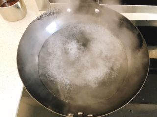 葱油拌面-快手早餐,锅里烧开水。