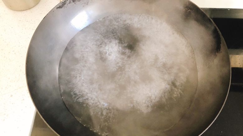 葱油拌面-快手早餐,锅里烧开水。