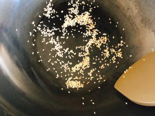 葱油拌面-快手早餐,取少许白芝麻放入锅中，不断用锅铲翻炒，中火烤至微黄。