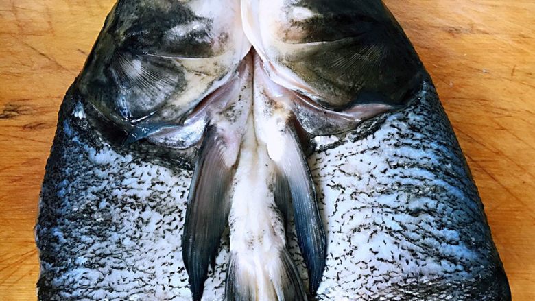 剁椒鱼头,从鱼嘴到腹部以中间为准切开但是不要切断