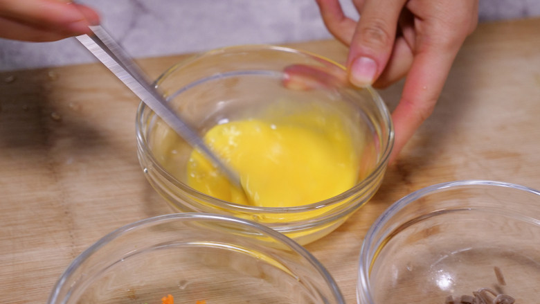 蔬菜银鱼蒸蛋,鸡蛋打散，加少量温水，搅拌成蛋液。