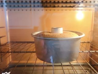 焦糖海盐戚风蛋糕,上下火150度烤45分钟。图为烤了20分钟的样子