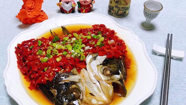 剁椒鱼头,剁椒鱼头是宴客必备的拿手特色菜噢