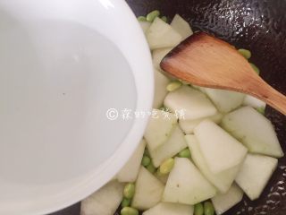 冬瓜肉丝烩毛豆,小半碗水，翻炒均匀