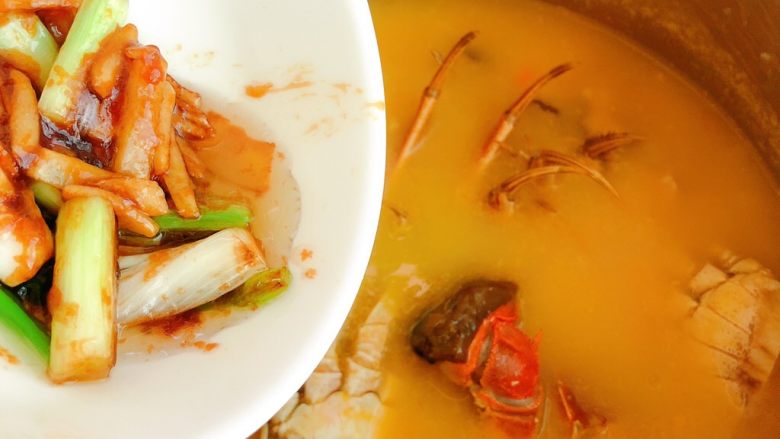 螃蟹粥,倒入煮熟的粥内，小火，这个时候粥已经是黄色的了。