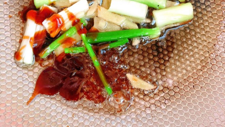 螃蟹粥,另用炒锅倒入少许油，放入葱段姜丝，耗油，炒香。