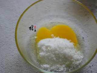 红丝绒玛德琳蛋糕,鸡蛋中加入45克白糖，用打蛋器搅拌搅拌