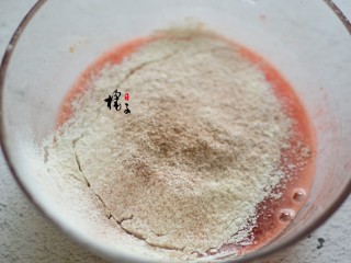 红丝绒玛德琳蛋糕,将泡打粉、可可粉、低筋面粉混合筛入鸡蛋液中，翻拌均匀