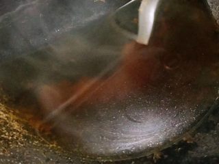 蝴蝶虾蒸蛋羹,锅中倒入适量清水放入蚝油调成汁