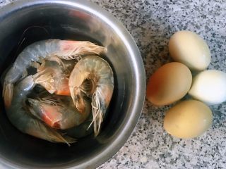 蝴蝶虾蒸蛋羹,准备原材料鸡蛋和海虾