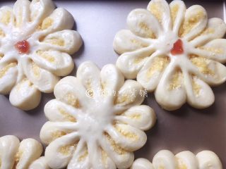 椰蓉花朵面包,如果家里有果酱，可以取一点点点在面包的中心，作为装饰