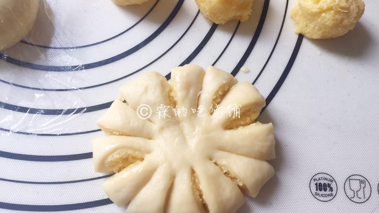 椰蓉花朵面包,用刀在扁圆形的面团上切12刀，注意中间不要切断