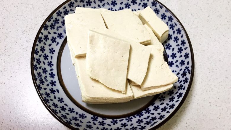 仔姜炒豆腐,把北豆腐切成1㎝厚的方块