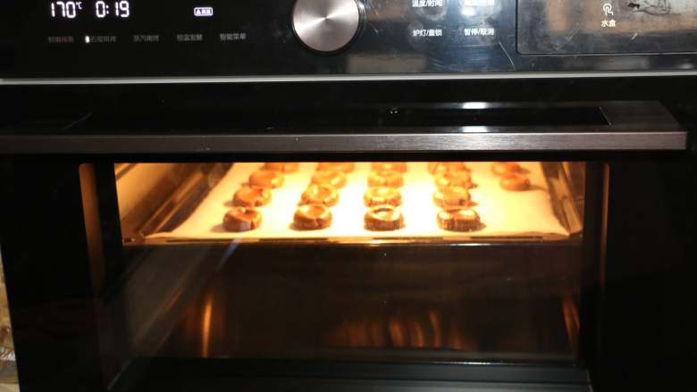 万圣节蜘蛛饼干,烤箱提前预热，170度20分钟。饼干烤好后取出晾凉。