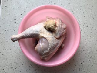 一鸡两吃（白切鸡  鸡汤白菜）,首先我们准备好半只处理好并且洗干净的鸡和一块生姜