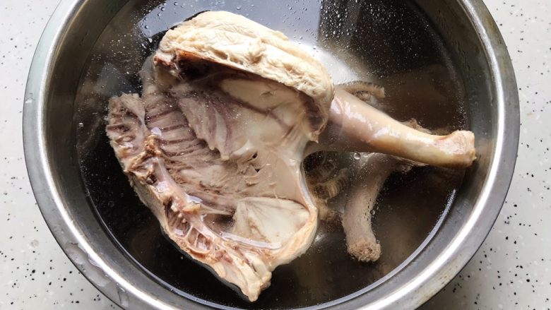 一鸡两吃（白切鸡  鸡汤白菜）,煮好的鸡放入水中过凉