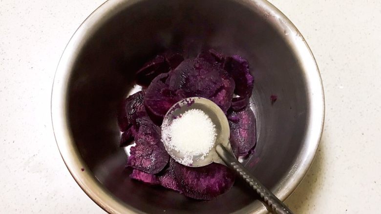 双色薯烧,在紫薯里面加入5克白砂糖
