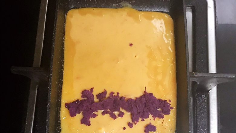 双色薯烧,红薯糊定型后加入适量紫薯泥