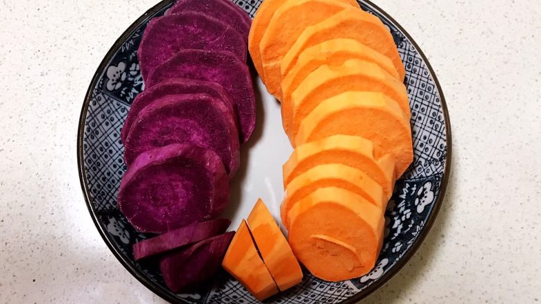 双色薯烧,把红薯和紫薯切成小片