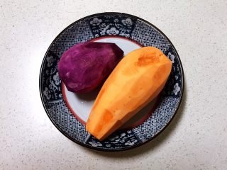 双色薯烧,给红薯和紫薯削皮