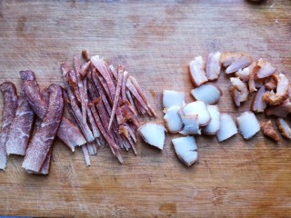 腊肉蒸雷笋,腊肉将带皮的肥肉部分和瘦肉部分，分开切开。带皮的肥肉部分切薄片，瘦肉部分切细丝备用。