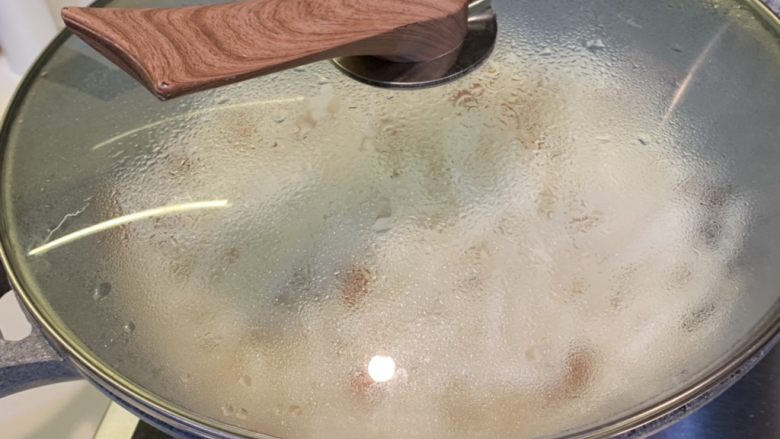 虾米炒白萝卜丝,加入适量盐，盖上锅盖中火焖至白萝卜变软