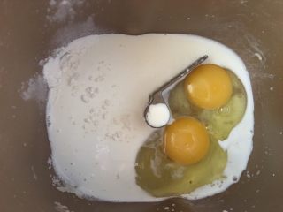新疆果仁大列巴,面团材料先放液体、再加入糖、盐、鸡蛋