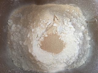 新疆果仁大列巴,全麦粉、高筋粉，酵母放入面包机10分钟后加入黄油