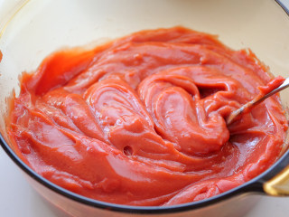 红果山楂糕（无添加）,倒入锅内，最好不要用铁锅，熬出来容易发黑。