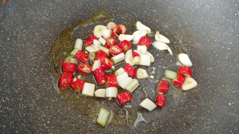 手撕包菜,下入葱、蒜、线辣椒炒香。