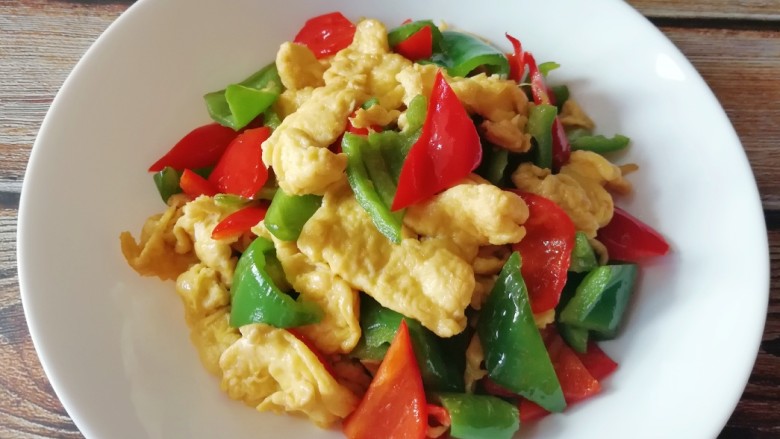 青红椒炒鸡蛋,五分钟就能端上桌的快手菜。