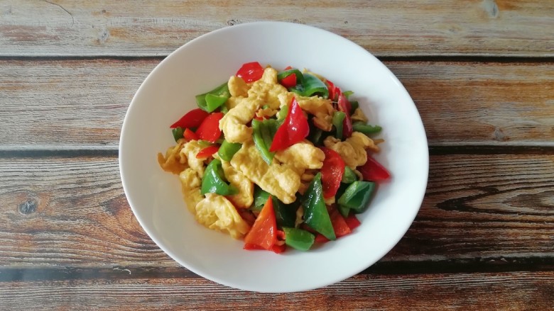青红椒炒鸡蛋,有菜有蛋营养丰富。