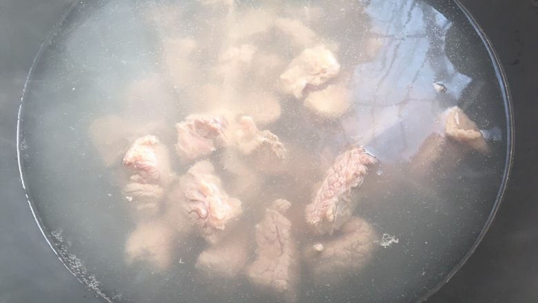 牛肉炖土豆,锅内加水烧开，将牛肉入锅煮一会，去掉表层飘起来的血水泡沫