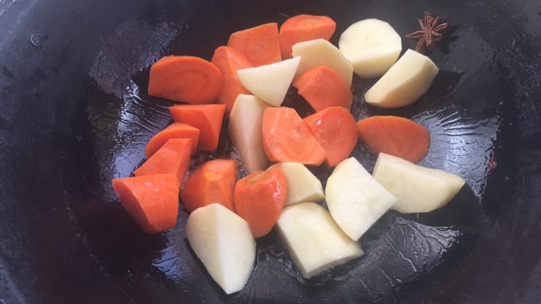 牛肉炖土豆,加入胡萝卜跟土豆块翻炒