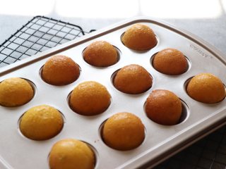南瓜蛋糕棒棒糖，不给糖果就捣乱，助力小朋友们的狂欢,放入预热好的烤箱中，155度17分钟。取出稍凉一下就可以脱模了。
