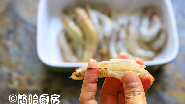 烤蒜蓉开背虾,用利刃划开虾的背部，剔除虾线。