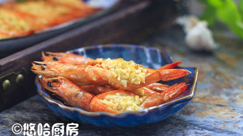 烤蒜蓉开背虾,烘烤结束后取出烤盘，烤好的虾装盘，要趁热吃才香。