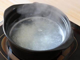燕麦紫薯奶香米糊,大米洗净放入锅内，加入400毫升左右的水中火炖煮25分钟左右；