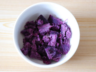 燕麦紫薯奶香米糊,煮粥的期间把紫薯蒸熟去皮切小块备用；