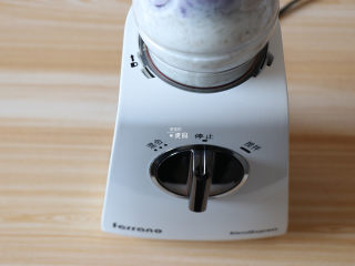 燕麦紫薯奶香米糊,将搅拌杯倒置放入主机，刀座与主机的卡位孔对齐，顺时针转动瓶子直至搅拌杯无法旋转，锁在主机中；
