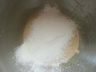 布雷斯特泡芙排,加入25克玉米淀粉拌匀

