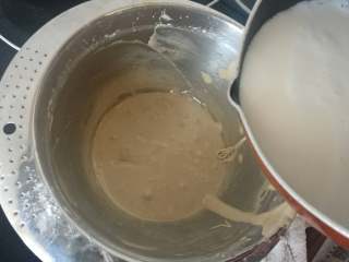 布雷斯特泡芙排,250克牛奶煮沸，慢慢倒一半到蛋黄糊中，一边倒一边快速搅打
