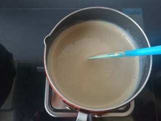 布雷斯特泡芙排,倒回到剩余的一半牛奶中，混合加热，继续搅拌