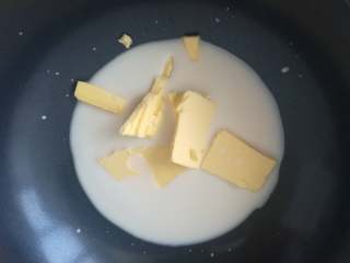 布雷斯特泡芙排,开始制作泡芙：牛奶、水、糖、盐、黄油放入奶锅
