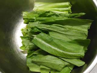 麻酱油麦菜, 将油麦菜掰开清洗干净后，切成4厘米左右的段，