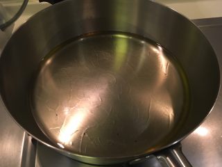 香草马铃薯,热油锅！找个平底锅，油量大概锅身高度1cm就够了！